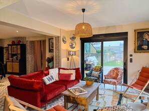 Salon cozy au rez de chaussée avec vue sur le donjon de Chambois