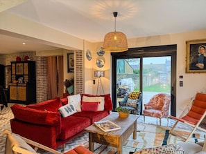 Salon cozy au rez de chaussée avec vue sur le donjon de Chambois