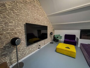 Espace salon à l'étage avec grande télévision
Service de streaming