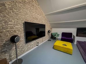 Espace salon à l'étage avec grande télévision
Service de streaming