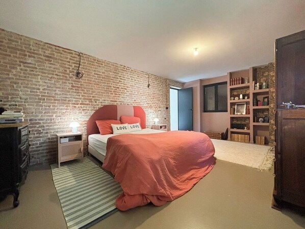 Chambre au rez de chaussé avec un lit en 180
Armoire de rangement