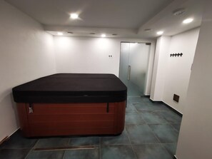 Indoor spa tub