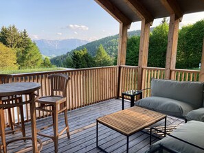 Terrasse mit gemütlicher Outdoor-Lounge