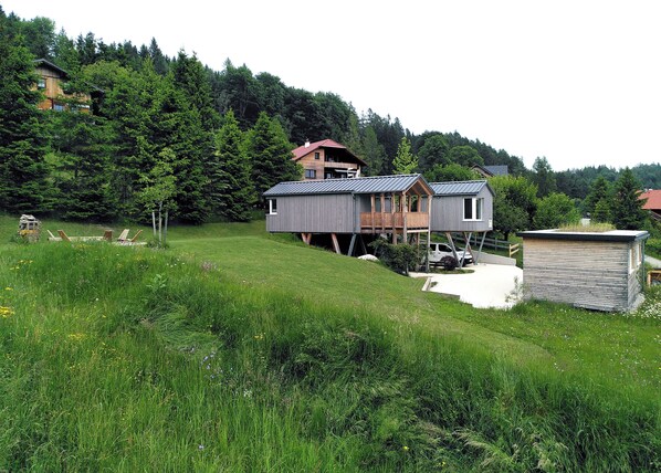 Ferienhaus mit großem Garten, Nebengebäude und Feuerstelle