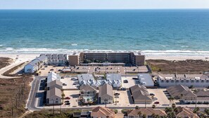 A stunning blend of serene ocean waves and charming coastal homes—your perfect getaway awaits! 🌴✨