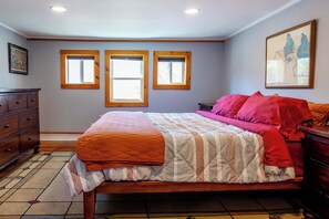 The sunny large bedroom is has all the space you'll need to spread out and unpack for stays of any length. The luxury brand king bed provides restful slumber and the blackout shades will leave you recharged and ready to explore Vermont