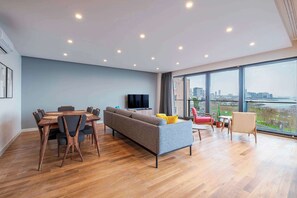 Living room and up to 6 dining table
