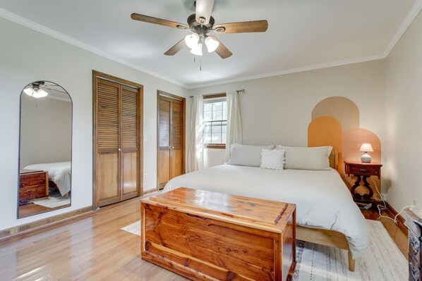 Primary king bedroom with en suite bathroom.