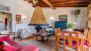 Spacious, rustic living area with natural stone walls and warm wooden beams.
#AlgarveRetreat #PrivatePoolVilla #MountainViews #FamilyGetaway #RusticCharm #RelaxInTheSun #AlgarveVacation