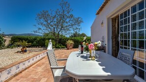 Dine al fresco with beautiful mountain views and Algarve's peaceful breeze.
#AlgarveRetreat #PrivatePoolVilla #MountainViews #FamilyGetaway #RusticCharm #RelaxInTheSun #AlgarveVacation