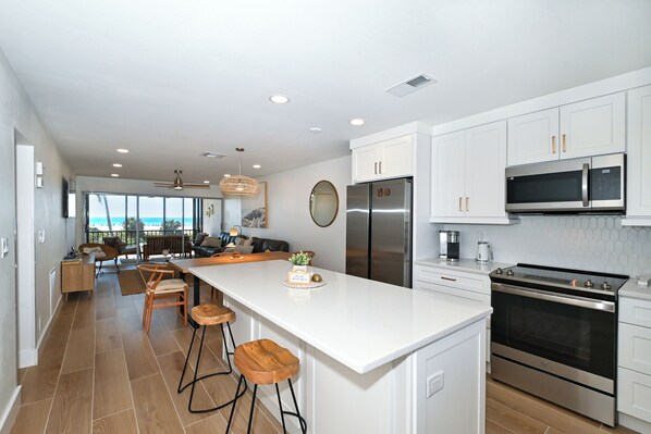 Kitchen - Modern kitchen with large island