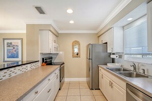 Kitche - Updated kitchen with stainless-steel appliances