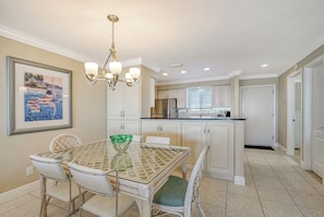 Seating for 6 in the Dining Area