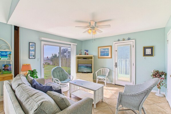 19-Sea-Cabins-1B-Living