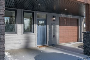 Front Door Entryway & Garage
