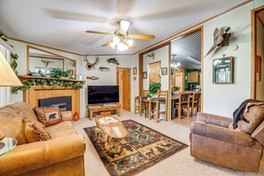 Living Room | Flat-Screen TV | Fireplace | Free WiFi