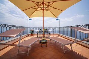 Vista mozzafiato sul mare dalla terrazza di Amalfi HouseMarlidia