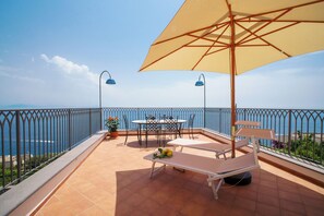 Vista mozzafiato sul mare dalla terrazza di Amalfi HouseMarlidia