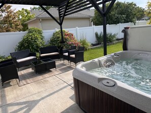 Tub, Hot Tub, Indoors, Nature, Outdoors