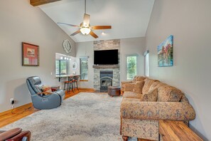Living Area | Smart TV w/ Cable | Fireplace | Board Games