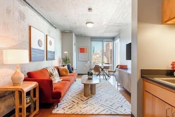 Cozy corners and happy memories. With a beautiful City View and Smart TV!
