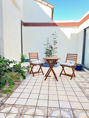 Enjoy your morning coffee in the sunny atrium featuring a water fountain.