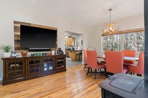 Living Room/Dining Area