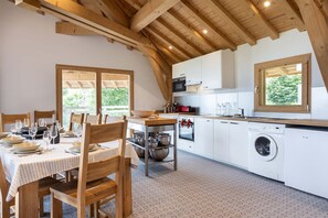 This modern kitchen comes fully equipped with all the essentials, including a dishwasher, washing machine, and ample counter space. Whether you’re cooking a full meal or enjoying a quick snack, this space has everything you need.