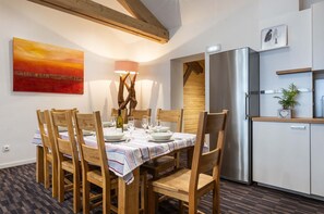 The large wooden dining table comfortably seats your entire group, making it perfect for shared meals. T