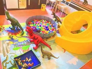 Room 309: Many dinosaurs appear