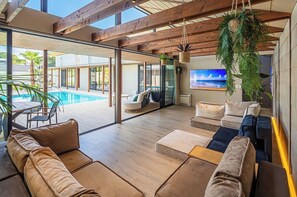 You can see outside from the living room, so you can relax while watching your kids playing in the pool.