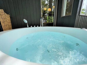 Jacuzzi surrounded by nature