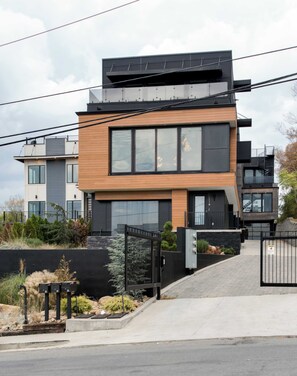 The McBee House catches your eye as soon as you arrive, with The Alistair quietly sitting behind it.