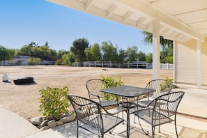 Dine al fresco.