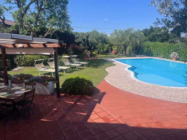 Plant, Water, Sky, Shade, Outdoor Furniture, Tree, Swimming Pool, Flowerpot, Table, Landscape