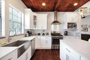 Fully equipped kitchen with high quality granite countertops.