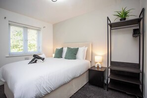 It’s perfect for an additional couple, friends, or older children. With fresh linens and cozy bedding and a mini ward rope, this room ensures a restful night’s sleep for your guests.