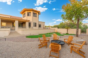 This backyard is a perfect blend of fun and relaxation with its mini-golf course and cozy fire pit. Ideal for enjoying sunny days and starry nights! 🌞🌌⛳🔥