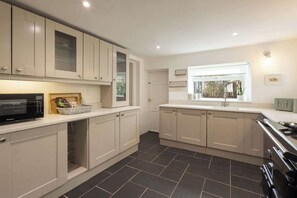 Castle Hill Cottage, Bassenthwaite - Host & Stay