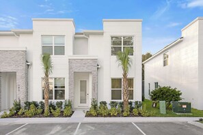 4 Bedroom Townhome with Free Onsite Parking