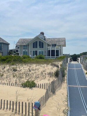 Walkway to beach with Mobimat