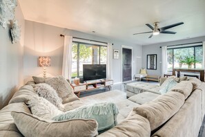 Living Room | Smart TV | Free WiFi | Central A/C & Electric Heating