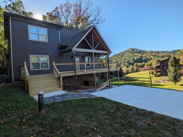 Welcome to our brand new Smoker Holler Stowaway cabin