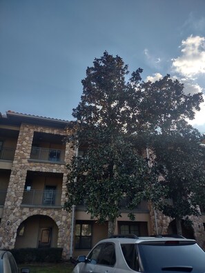 Charo Pkwy Building
