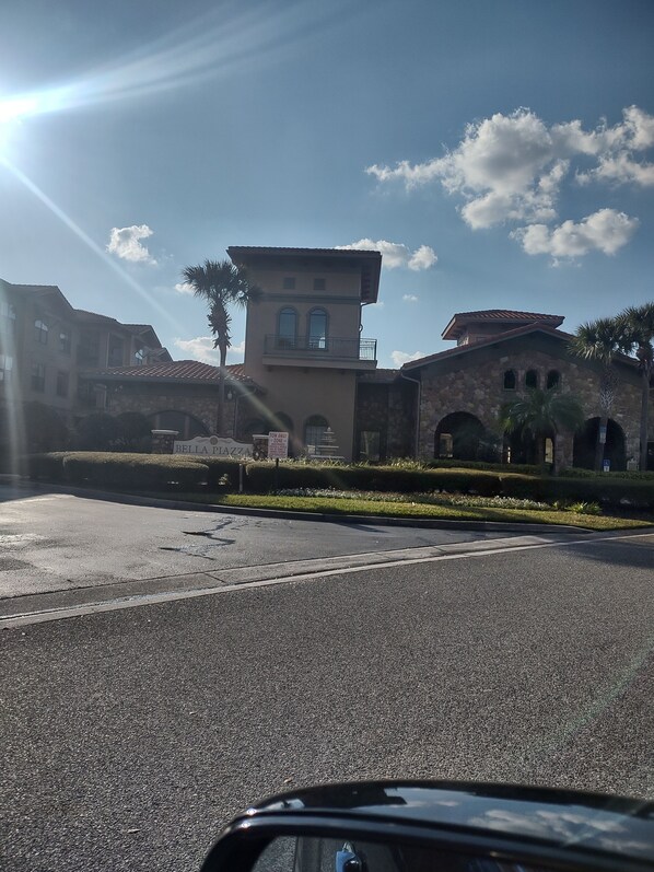 Bella Piazza Clubhouse