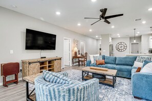 Living Room | Single-Story Home | Free WiFi | Smart TV