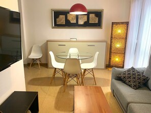 Sala de estar con cama plegable al fondo