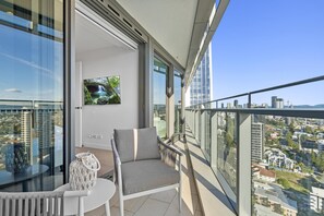Enjoy your morning coffee in our spacious balcony overlooking the river/the city