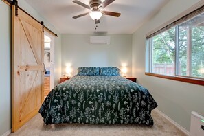 Downstairs:
Master suite with a California King size bed and bathroom. 