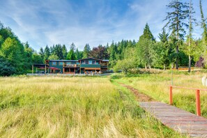House Exterior | 8.5 Acres of Land | On-Site Oyster-Picking & Clamming